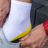 Sportowe skarpetki białe z żółtą wstawką Ag+